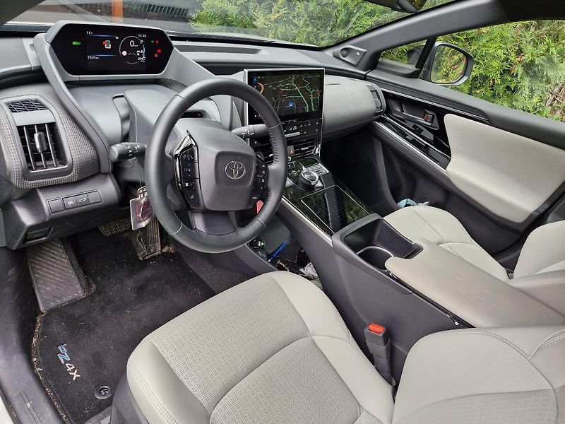 Toyota bZ4X (2025) plná výbava, nevyužité - fotka 6 z 12