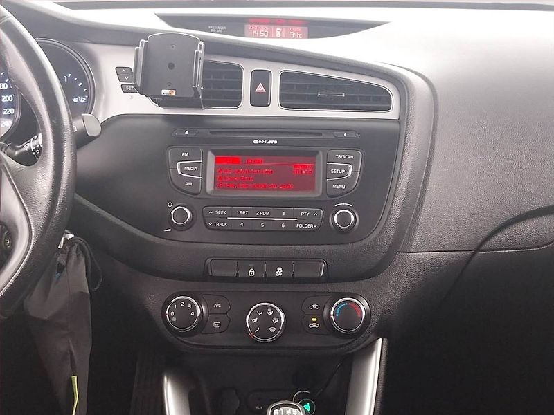 Kia Ceed (2015) 1.4 CVVT, ČR,1.maj, Serv.kniha - fotka 12 z 18