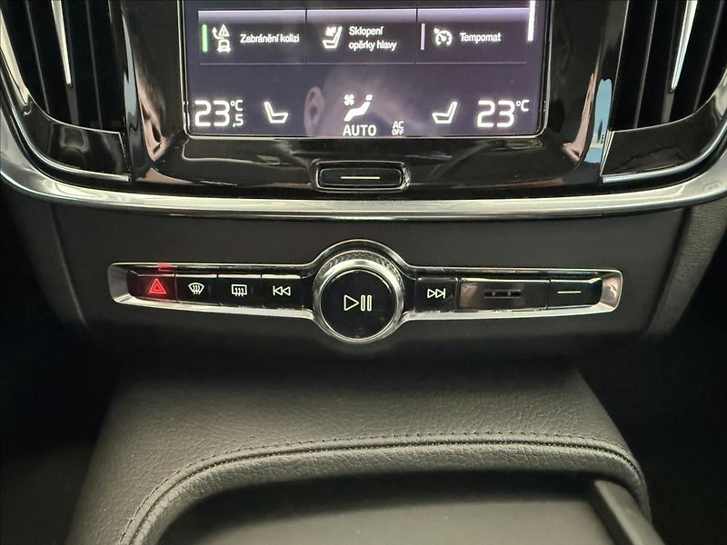 Volvo V90 2,0   140kW,D4,AWD,SERVISKA, - fotka 26 z 34