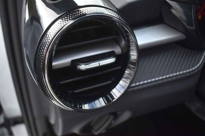 Auto působí přikrčeně, tudíž sportovně.