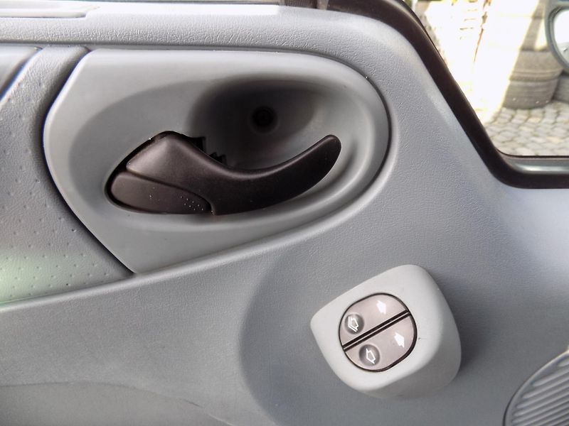 Ford Transit 2,2 TDCI SWB 300 TREND 9 MÍST - fotka 38 z 43