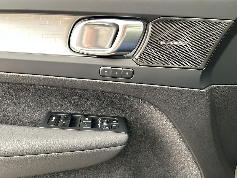 Volvo XC40 2.0 B4 4x4 PLUS - fotka 30 z 30
