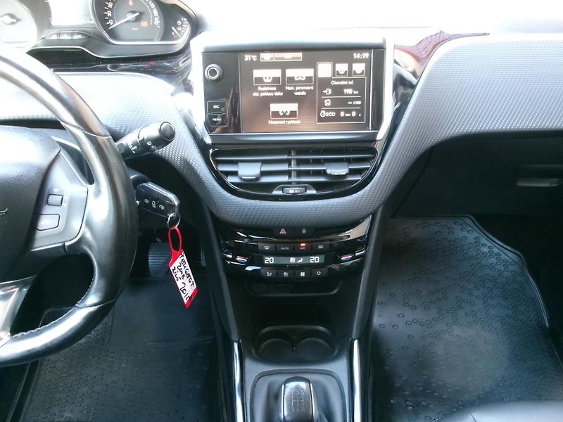 Peugeot 2008 (2015) 1,6 BlueHDI AC TEMP USB - fotka 24 z 26
