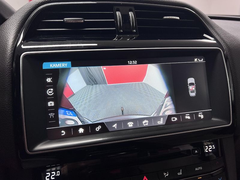Jaguar F-Pace 2.0 D, Automat, 4x4, Na Opravu - fotka 19 z 24