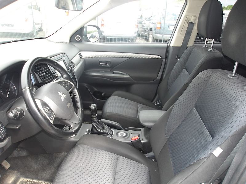 Mitsubishi Outlander 2,3DI-D 4x4 ČR 7 MÍST ! 2.MAJ. - fotka 22 z 39