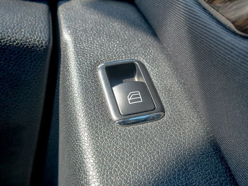 Mercedes-Benz Třídy C (2009) 200 135KW mat – NAVIGACE - fotka 31 z 46