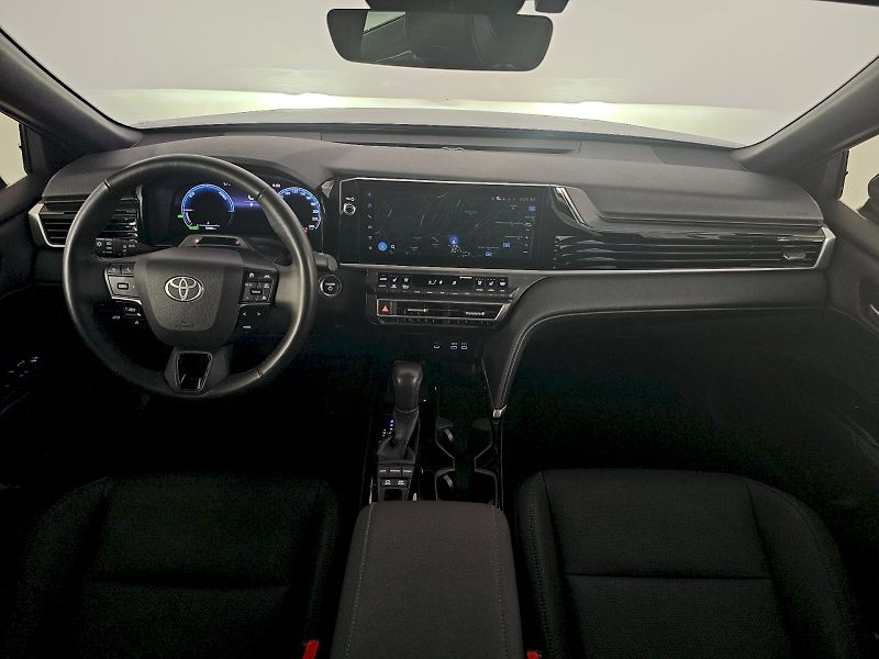Toyota Camry (2025) 2.5 HEV CVT Prestige 230k - fotka 8 z 25