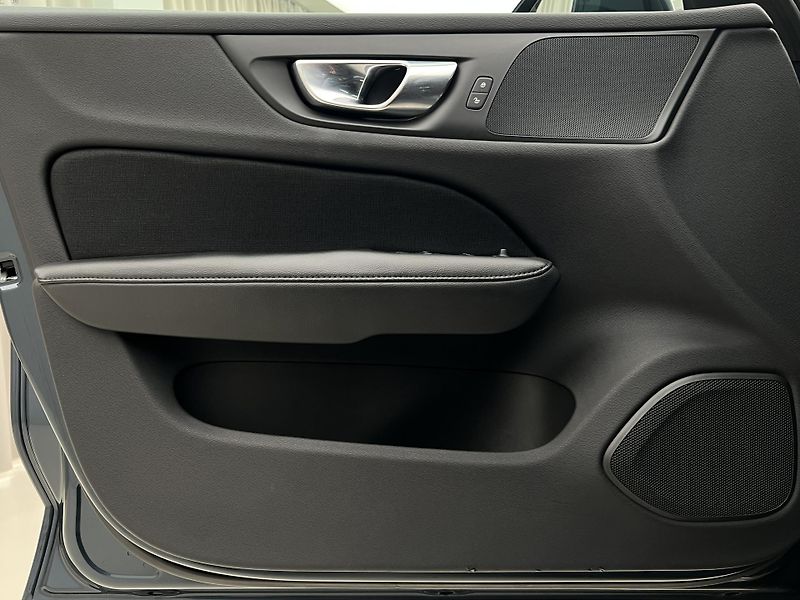 Volvo V60 CC D4 AWD AUT CZ 1. maj. - fotka 7 z 43