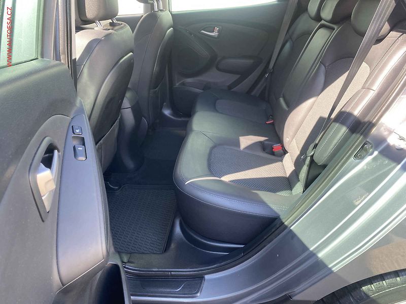 Hyundai ix35 (2013) 1.6 GDi 2WD, AC, park.čidla - fotka 10 z 16