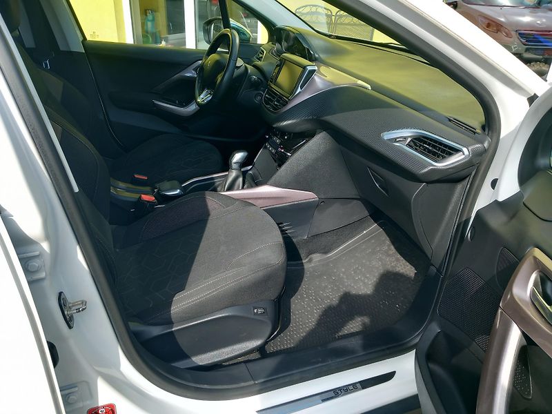 Peugeot 2008 (2015) 1,6HDi STYLE NAVI VYHŘ.SED. - fotka 16 z 38
