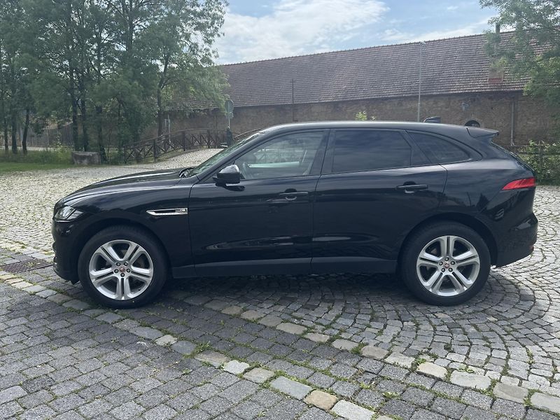 Jaguar F-Pace (2017) 2.0D, 132 kW - fotka 3 z 21