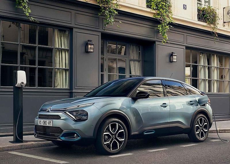Modely Toyoty jsou nyní k mání s velkými slevami. Například kupující Corolly Sedan můžou ušetřit 130 000 Kč
