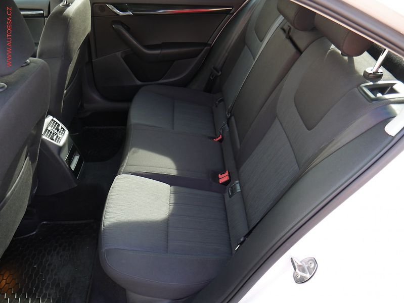 Škoda Octavia (2017) 1.6 TDi, ČR, Style, LED - fotka 10 z 19