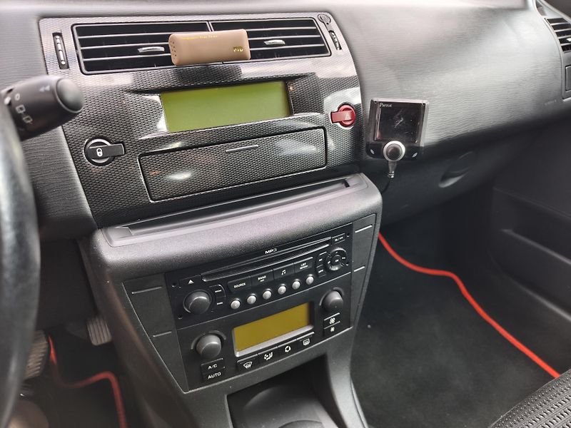 Citroën C4 2,0i 103KW - fotka 13 z 17