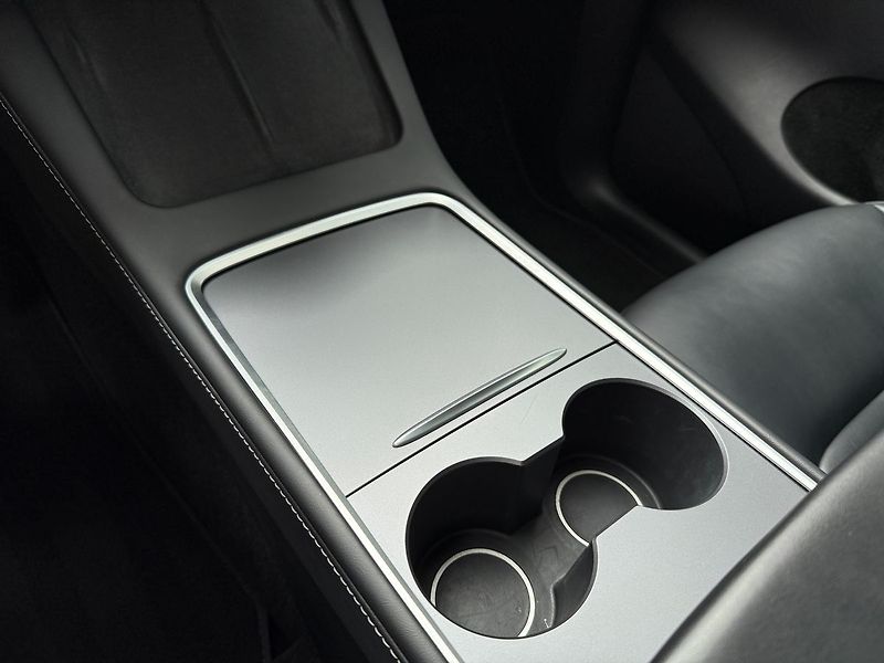 Tesla Model Y Long Range AWD 20´ - fotka 29 z 40