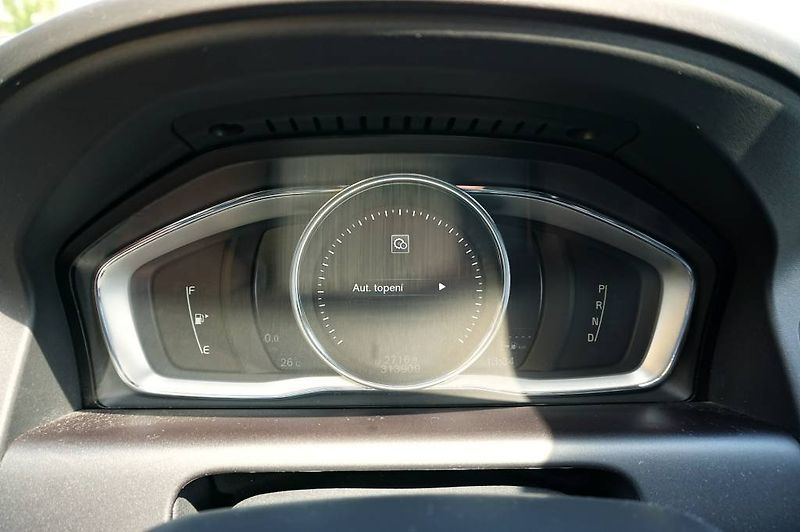 Volvo XC60 (2017) R-DESING 2,4 D4 140 kW - fotka 48 z 57