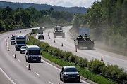 První armádní výcvik přesunu tanků Leopard 2A4 na dálnici D35.