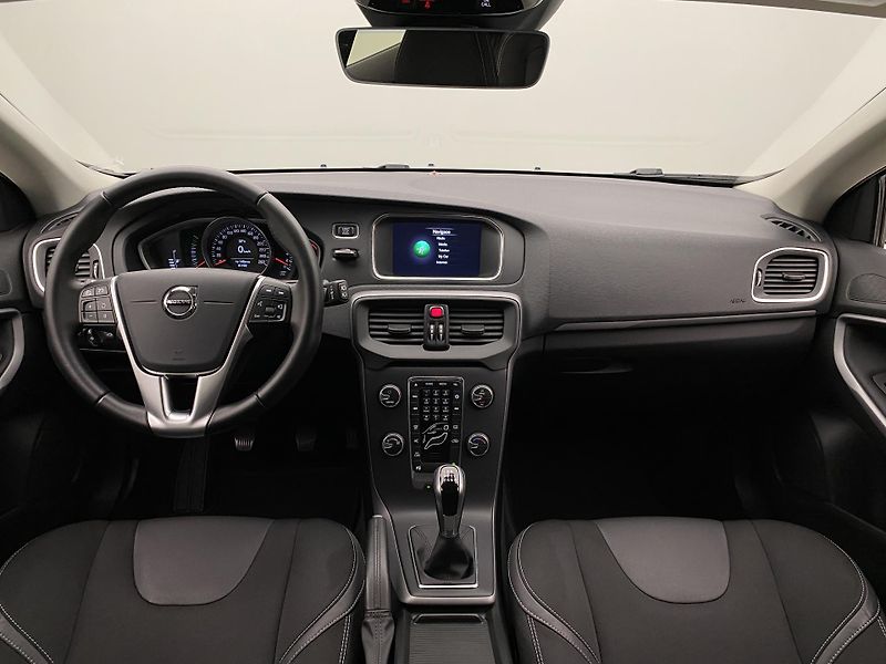 Volvo V40 T2 MOMENTUM  - fotka 2 z 39