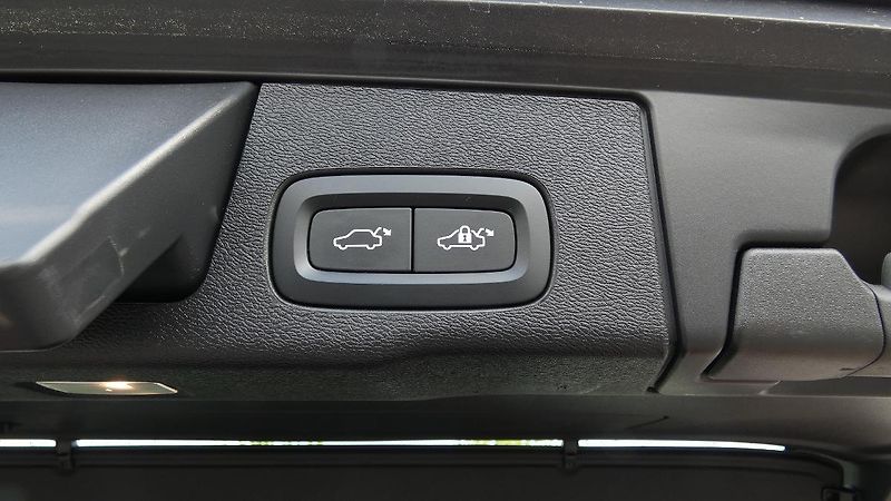 Volvo XC60 B4 mHEV AWD Plus Dark - fotka 20 z 22
