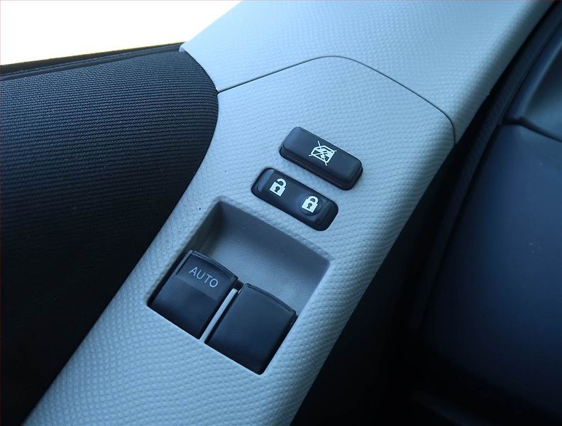 Toyota Yaris (2010) 1.0 VVT-i, Serv.kniha, po STK - fotka 14 z 15