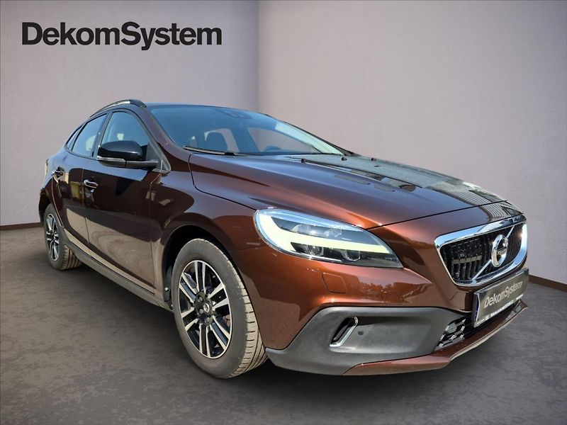Volvo V40 2,0 D3 Cross Country - fotka 2 z 20