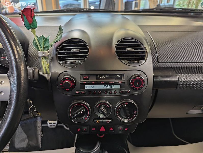 Volkswagen New Beetle 2.3 V5 125kW SPORT EDITION - fotka 14 z 19