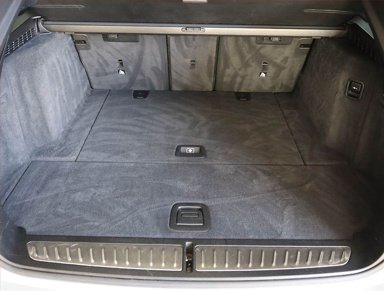BMW Řada 5 (2018) Luxury Line 520d xDrive, 4X4 - fotka 14 z 25