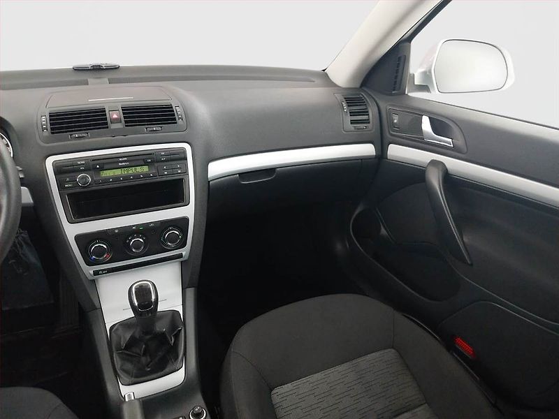 Škoda Octavia (2011) Ambiente 1.6 TDI, Serv.kniha - fotka 8 z 15
