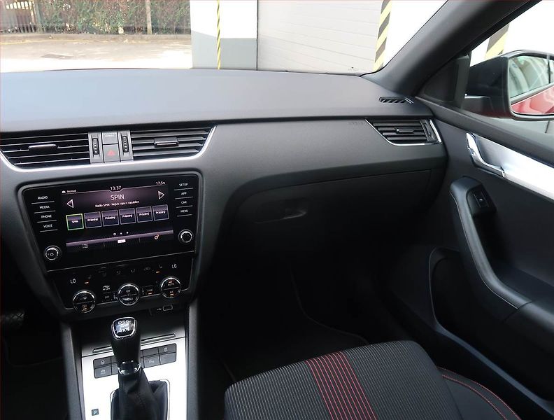 Škoda Octavia (2019) Style Plus 2.0 TSI - fotka 8 z 23