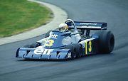 Jody Scheckter za volantem revoluční šestikolky Tyrrell P34.