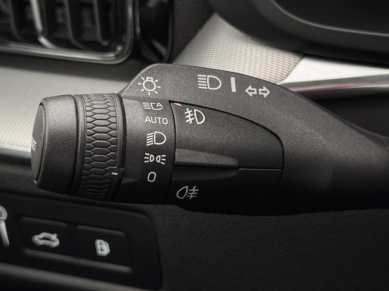 Volvo XC60 T8 AWD RECHARGE R-DESIGN AUT - fotka 31 z 51