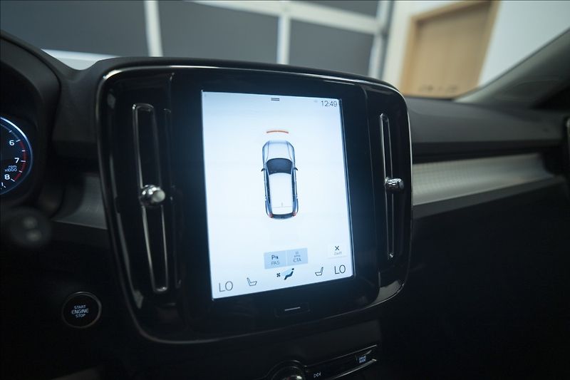 Volvo XC40 2,0 T5 AWD NAVI KAMERA TAŽNÉ - fotka 43 z 47