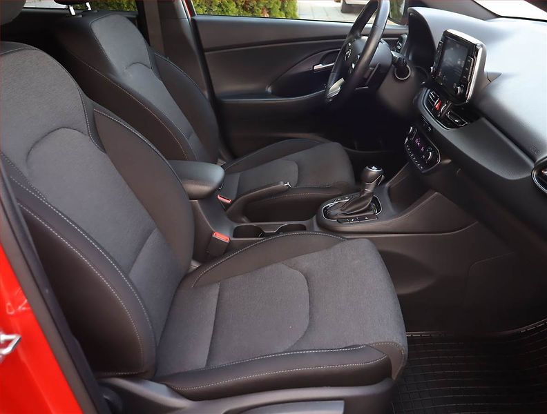 Hyundai i30 (2024) 1.5 T-GDI MHEV - fotka 9 z 20