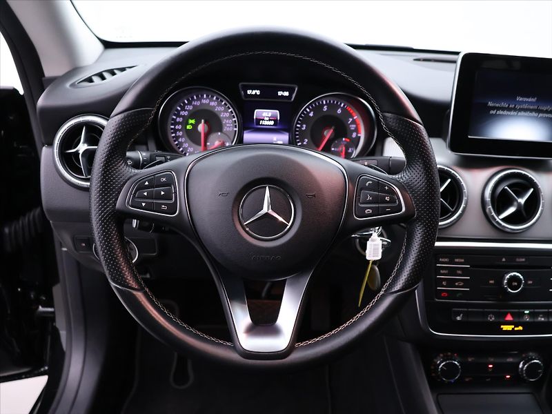 Mercedes-Benz CLA 2,0 250 155kW 4Matic Xenon - fotka 18 z 39