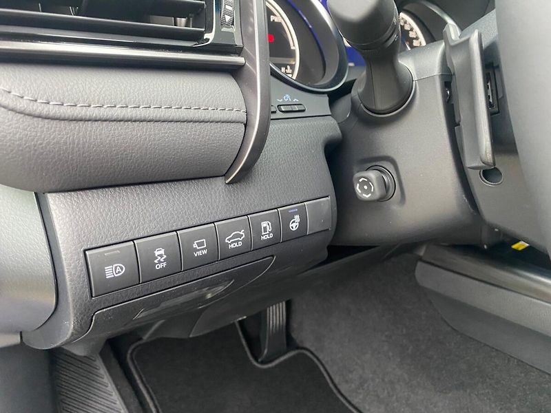 Toyota Camry 2,5 Hybrid Executive VIP - fotka 21 z 38