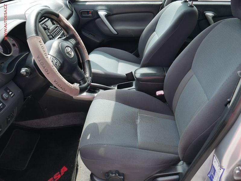 Toyota RAV4 (2005) 2.0 D-4D 4x4, AC, TZ - fotka 9 z 15