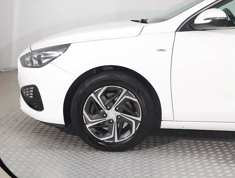 Hyundai i30 (2022) Family 1.5 T-GDI MHEV - fotka 14 z 15
