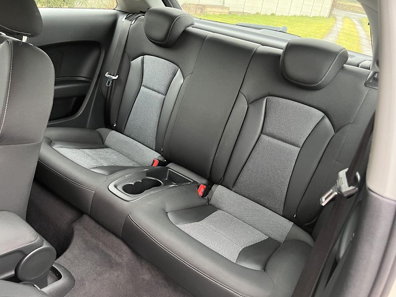 Audi A1 1.2TFSI 63KW,KůŽE,NAVI,2xALU - fotka 14 z 42