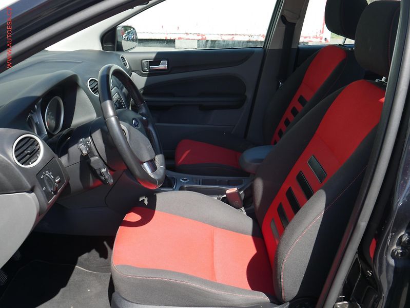 Ford Focus (2008) 1.6 i, ČR, xenon, autoAC - fotka 9 z 17