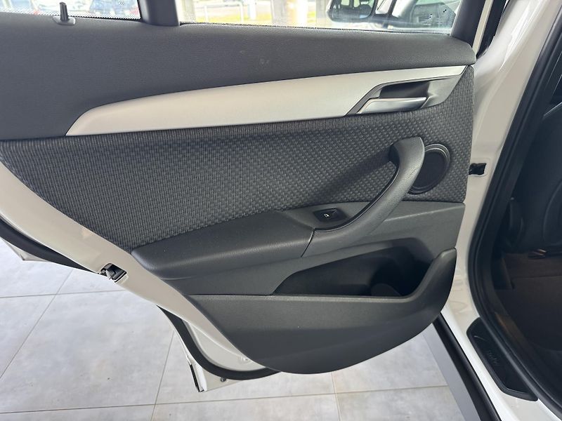 BMW X1 (2019) xDrive 18d AUT. LED NAVI TAŽNÉ - fotka 17 z 28