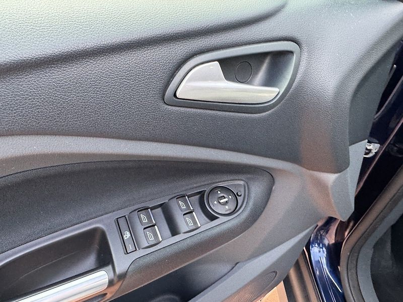 Ford C-MAX (2011) 1.6i Ti-VCT Titanium Xenony - fotka 27 z 49