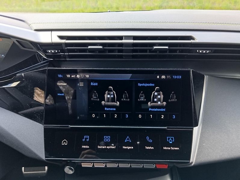 Peugeot 408 (2026) GT Plug-in HYBRID 240 e-DCS7 - fotka 12 z 23