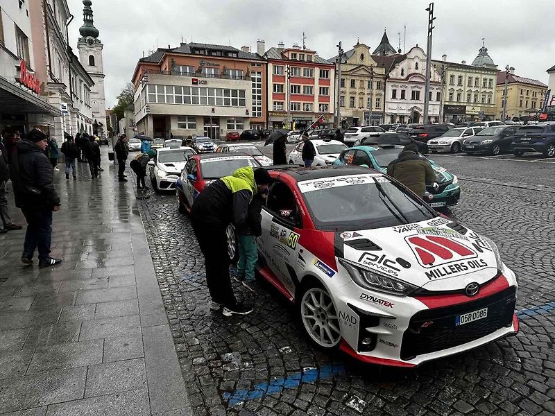 Tragédie, která se odehrála v rámci 58. ročníku Rallye Šumava, kdy po nehodě zemřela navigátorka Alena Krejčíková (41), nezasáhla jen příznivce rallye, ale její kamarády, jelikož byla na Klatovsku doma.