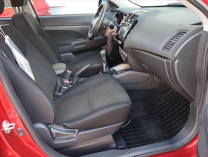 Mitsubishi ASX (2018) Invite 1.6 MIVEC, Serv.kniha - fotka 9 z 17