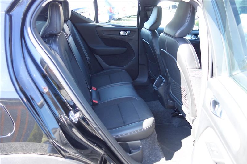 Volvo XC40 2,0 D4, ČR, SERVIS.KN., AWD. - fotka 15 z 39