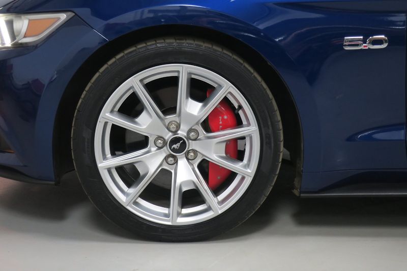 Ford Mustang (2015) 5.0 Ti-VCT V8 GT 50 automat - fotka 9 z 48