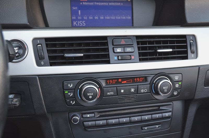 BMW Řada 3 (2009) 325i 155kW E93 Cabrio / manuál - fotka 27 z 28