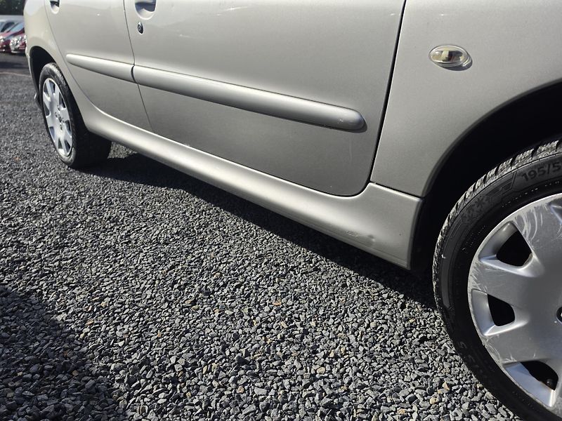 Peugeot 206 1.6 i 80kw Panorama  - fotka 20 z 21