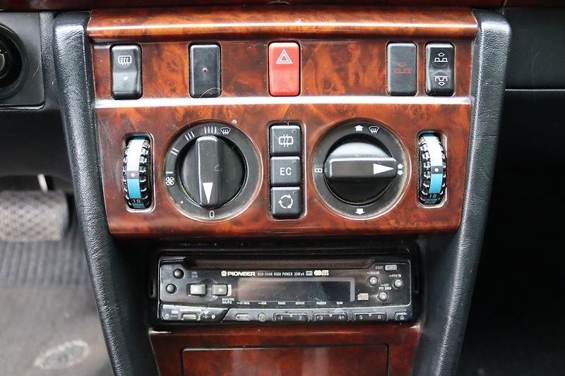 Mercedes-Benz 124 E320 CABRIO 162kW - fotka 28 z 50