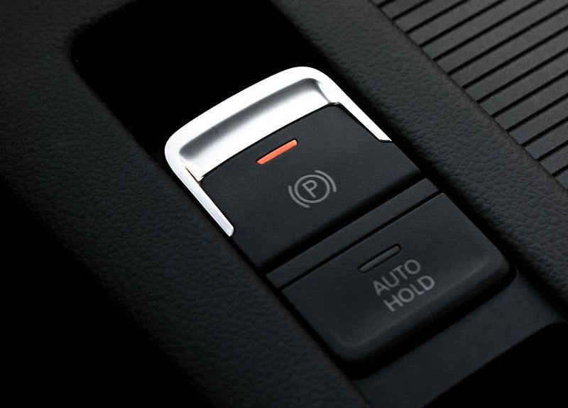 Elektronická ruční brzda je moderní systém, který pomocí síly dvou elektromotorů s převodovkou zabrzdí kotouče na zadních kolech auta.
